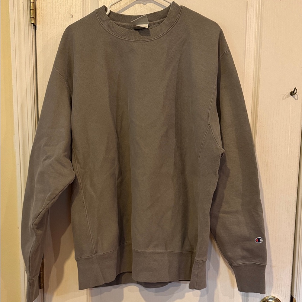 Champion Crewneck Sweatshirt in Olive